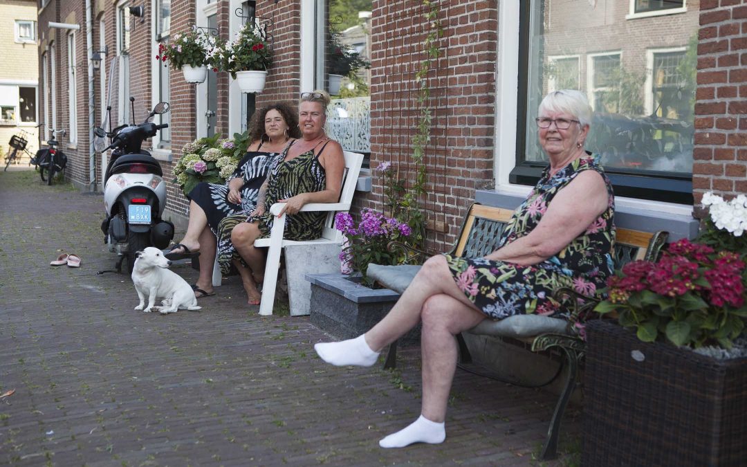 Mensen in Leiden voor hun huis